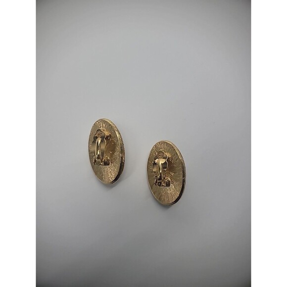 Vintage Earrings Clip On Gold Tone White Middle Scored Jewelry Costume - Picture 12 of 12